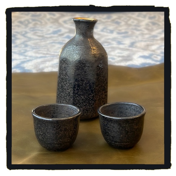 💕Japanese Sake Set - Carafe & 2 Cups - Black and Gold on the inside💕 - Picture 3 of 3